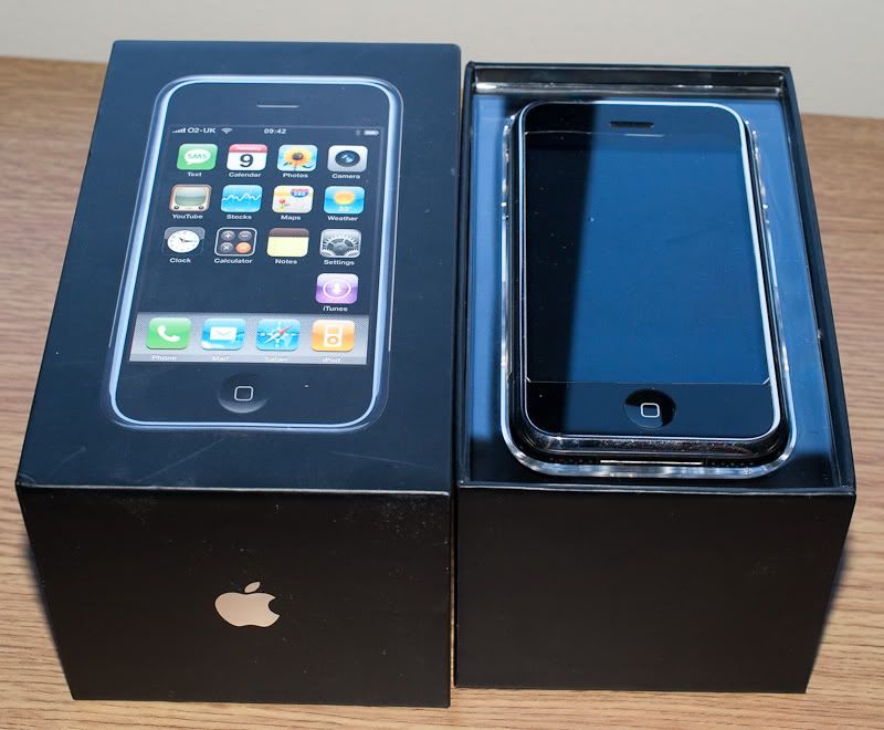 apple iphone 4 boxed. (iphone-4.jpg iPhone in ox)