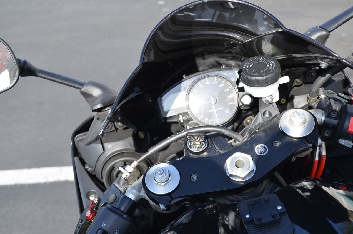 Slim Front Brake Reservoir Fluid Bottle Yamaha YZFR1 YZFR6 R6S 03 04