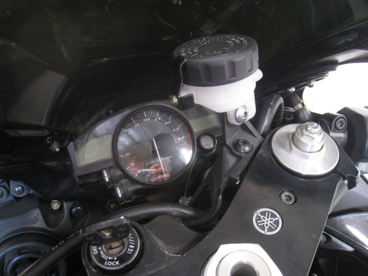Slim Front Brake Reservoir Fluid Bottle Yamaha YZFR1 YZFR6 R6S 03 04