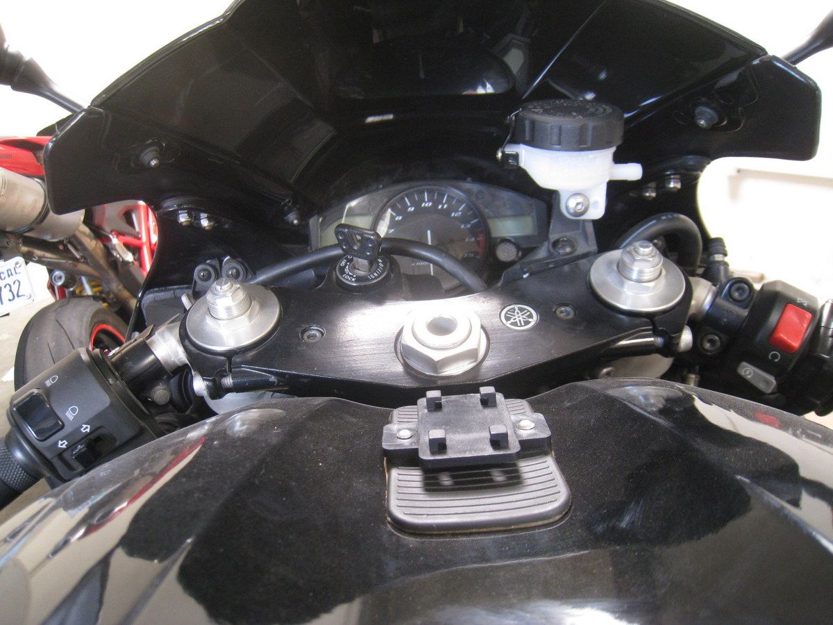 Slim Front Brake Reservoir Fluid Bottle Yamaha YZFR1 YZFR6 R6S 03 04